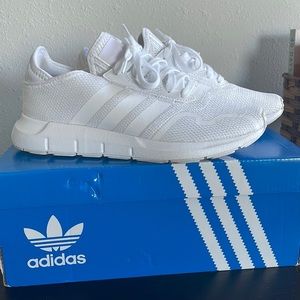 WOMANS ADIDAS  (YOUTH SIZE 6.5 WOMAN SIZE 8.5)